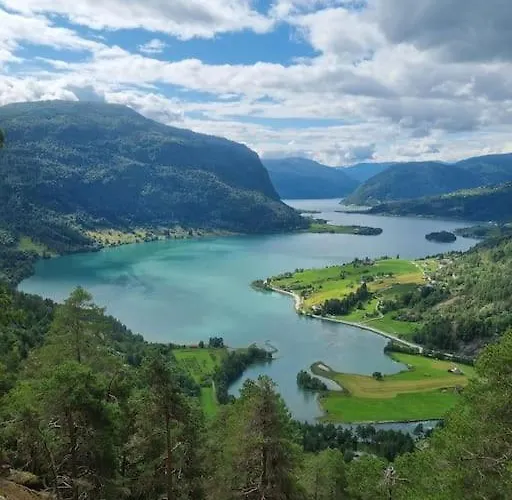 Med Fjellutsikt Til Nydelig *