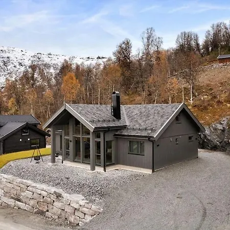 Med Fjellutsikt Til Nydelig Nyaraló Sogndal